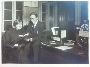 1.Overvågning anno 1915: to unge telegrafister ved Københavns Hovedtelegrafstation assisterer den topphemmelige ”Kystcentral” med tydningen af et indkommet telegram. 